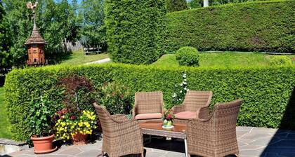 Charming Apartment âHaselstaude - Abendrotâ with Mountain View, Wi-Fi, Terrace & Garden; Parking Available