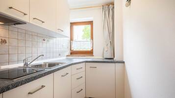 Wasserkocher mit Kaffee-/Teezubehör, Kühlschrank, Ofen, Herdplatte