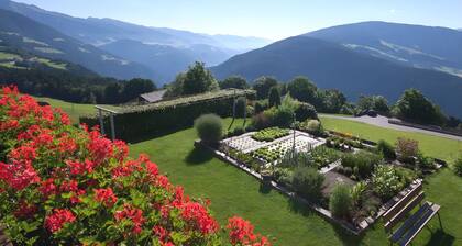 Charmantes Apartment "Haselstaude - Abendrot" mit Bergblick, WLAN, Terrasse und Garten; Parkplatz vorhanden