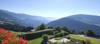 Charming Apartment âHaselstaude - Abendrotâ with Mountain View, Wi-Fi, Terrace & Garden; Parking Available