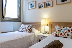 2 Schlafzimmer, Zimmersafe, Schreibtisch, Bügeleisen/Bügelbrett