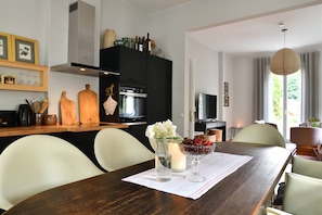A modern kitchen with a dining area. - Landidyll Schwielowsee "Villa Siebenhaar" - Coziness at the Schwielowsee (Schwielowsee)