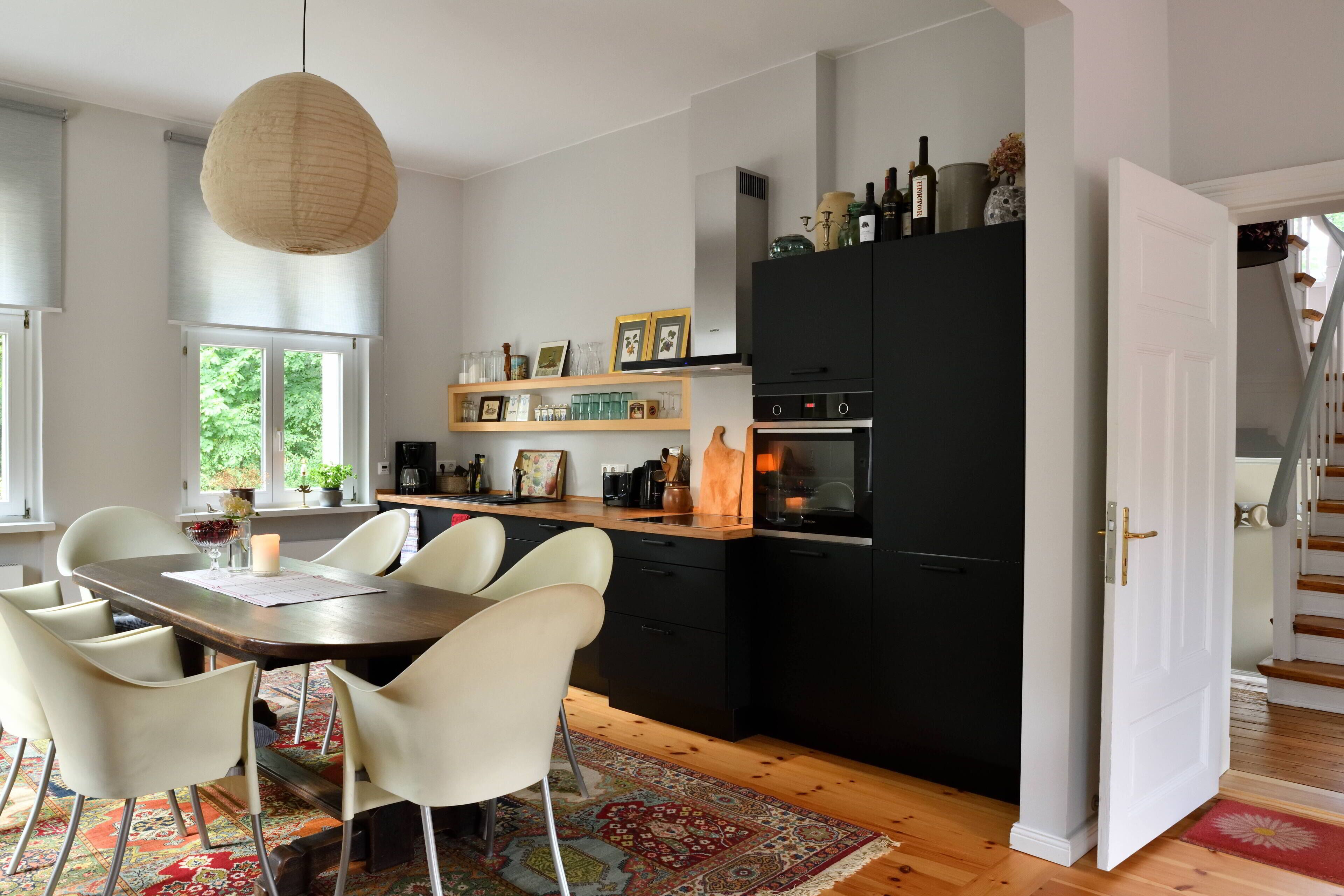 Wasserkocher mit Kaffee-/Teezubehör, Kühlschrank, Mikrowelle, Ofen
