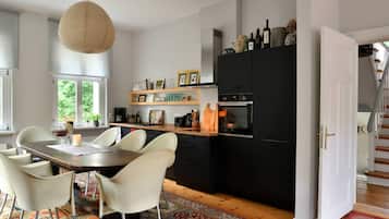 Wasserkocher mit Kaffee-/Teezubehör, Kühlschrank, Mikrowelle, Ofen