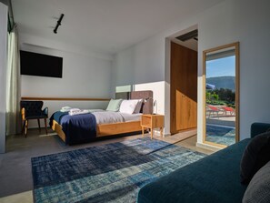 7 bedrooms, iron/ironing board, WiFi, bed sheets