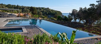 Villa Yana with direct sea access, large pool & heated jacuzzi