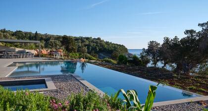 Villa Yana with direct sea access, large pool & heated jacuzzi