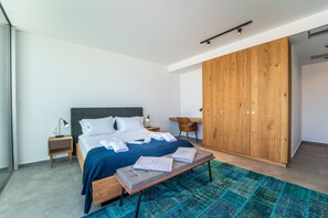 7 bedrooms, iron/ironing board, WiFi, bed sheets
