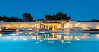 Villa Yana with direct sea access, large pool & heated jacuzzi