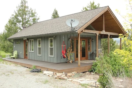 Exterior. Montana Mountain Guest Cabin