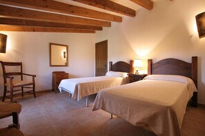 3 slaapkamers, een strijkplank/strijkijzer, gratis wifi, beddengoed