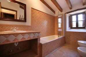 Een bad, een haardroger, handdoeken