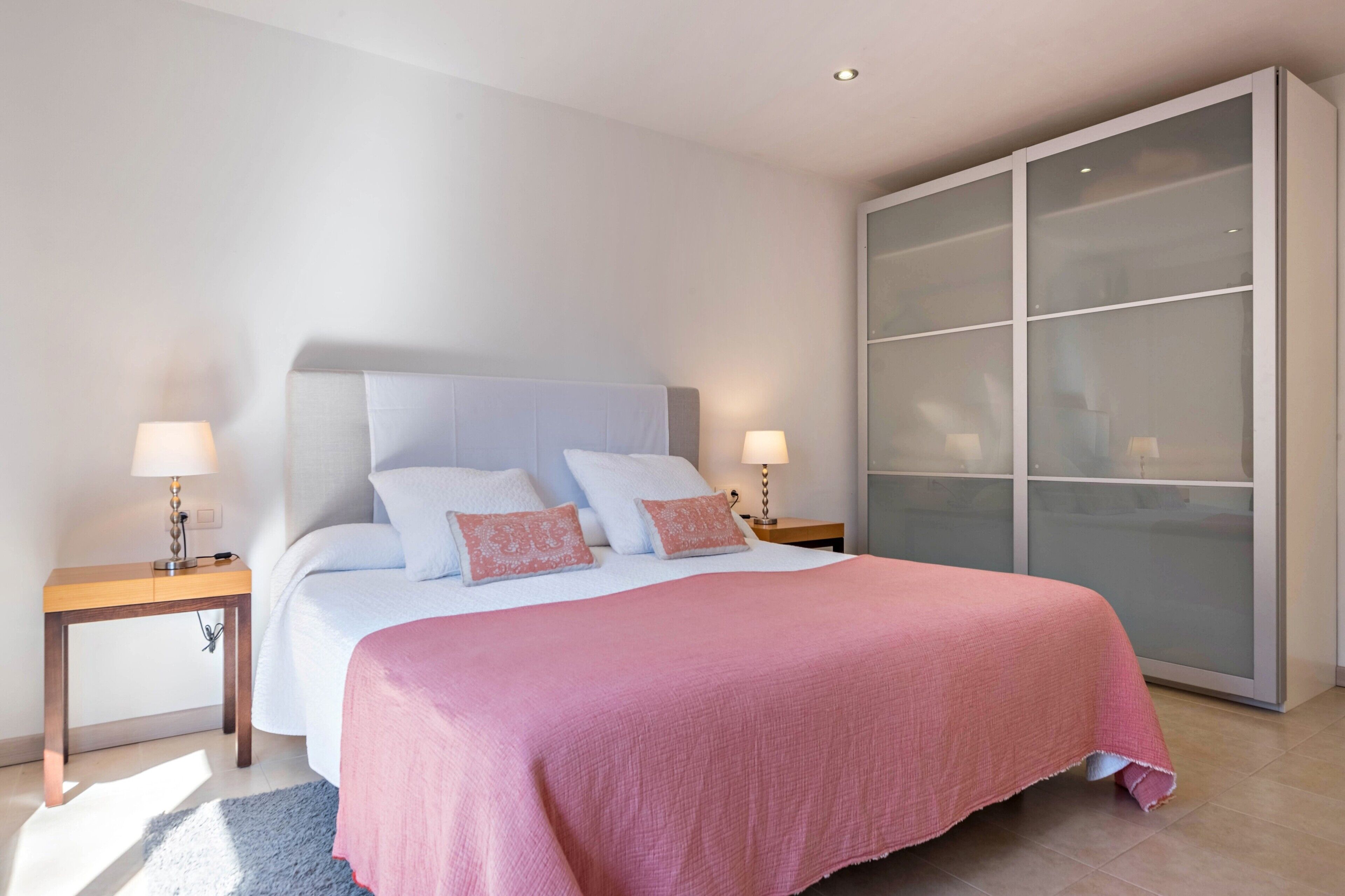 2 slaapkamers, een strijkplank/strijkijzer, gratis wifi, beddengoed