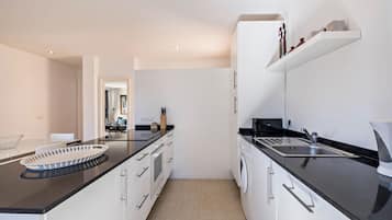 Een koelkast, een magnetron, een oven, een kookplaat