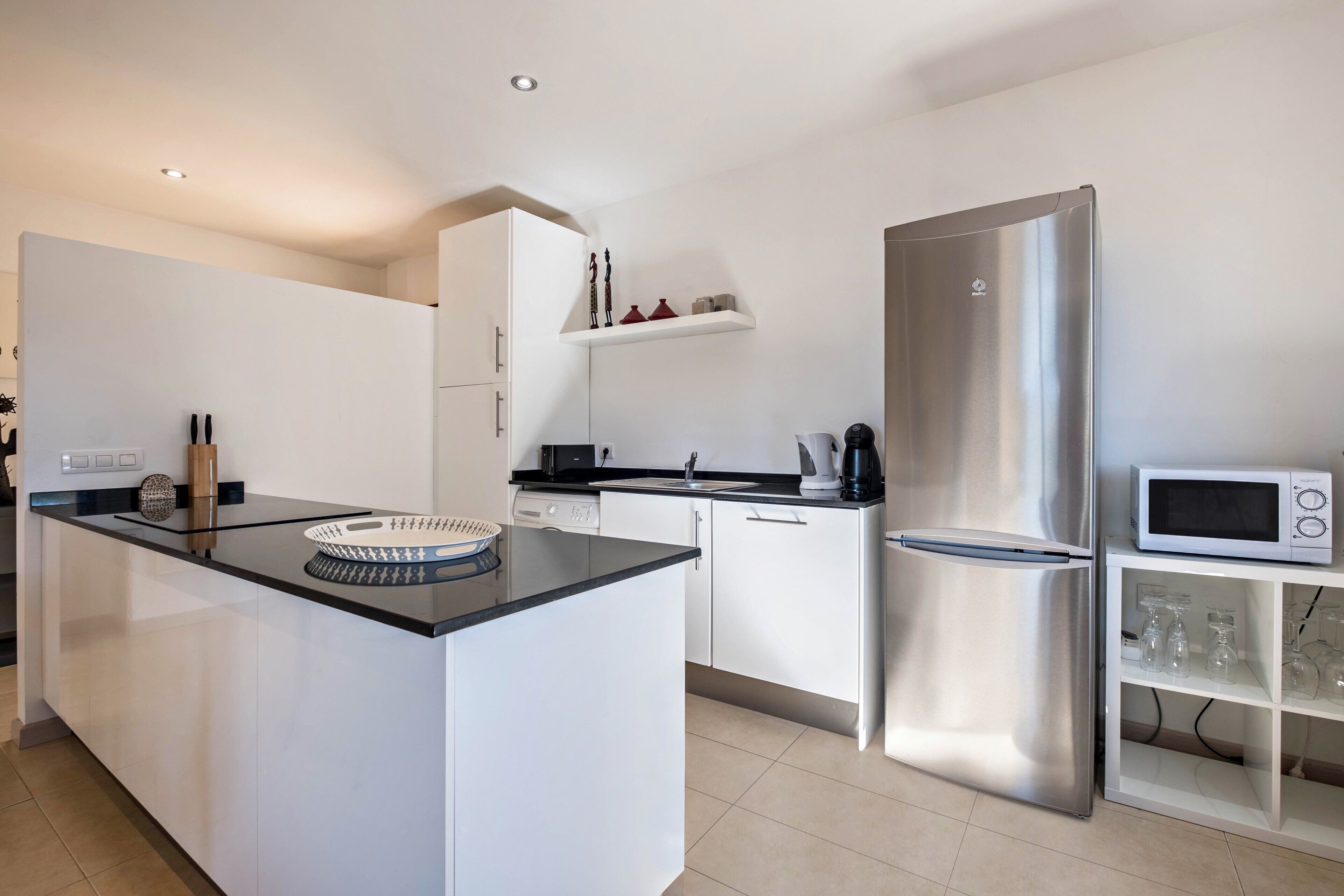 Een koelkast, een magnetron, een oven, een kookplaat