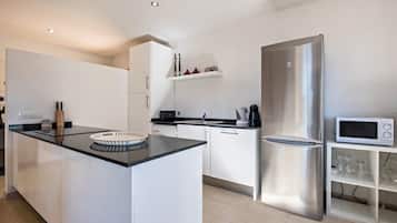 Een koelkast, een magnetron, een oven, een kookplaat