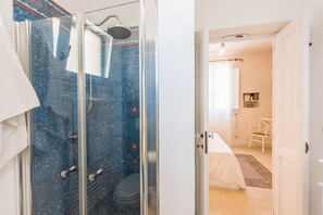 Shower, hair dryer, towels - Vacation Home “Tia Maria Country Inn - Trilocale 102” with Pool, Terrace & Garden (Racale)