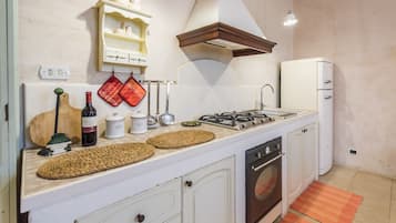 Fridge, oven, stovetop, coffee/tea maker