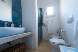 Een douche, een haardroger, handdoeken