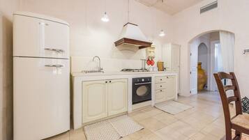 Fridge, oven, stovetop, coffee/tea maker