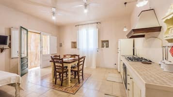 Fridge, oven, stovetop, coffee/tea maker