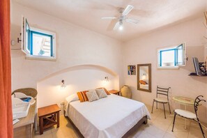 1 habitación, tabla de planchar con plancha, wifi gratis y ropa de cama 