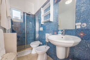 Ducha, secador de pelo, toallas