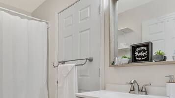 Duschwanne, Haartrockner, Handtücher, Seife