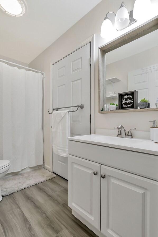 Combined shower/bathtub, hair dryer, towels, soap