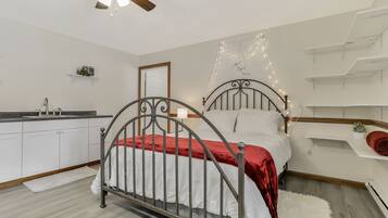 1 habitación, tabla de planchar con plancha, wifi gratis y ropa de cama