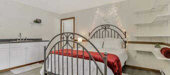 Cute, Homey Place Just Out Of Town With A Country Feel