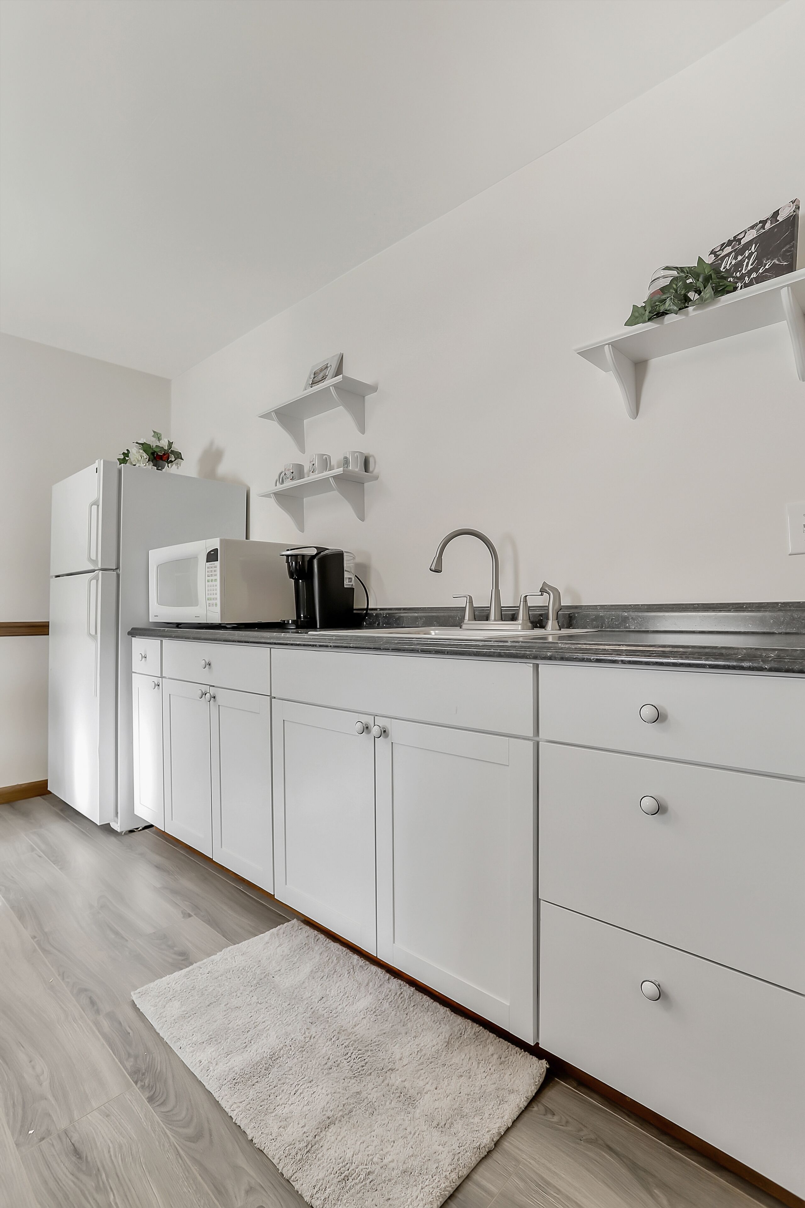 Refrigerador, microondas, cafetera y tetera y tostadora 