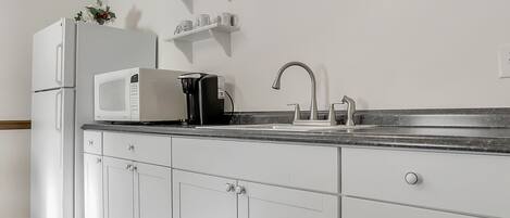 Réfrigérateur, micro-ondes, cafetière/bouilloire, grille-pain