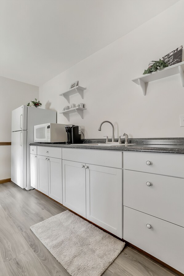 Fridge, microwave, coffee/tea maker, toaster - Cute, Homey Place Just Out Of Town With A Country Feel (Chambersburg)