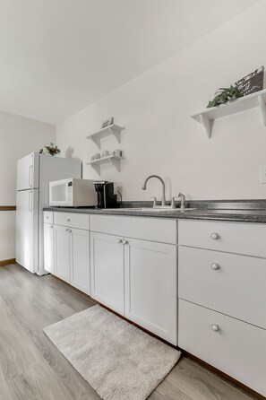 Kühlschrank, Mikrowelle, Wasserkocher mit Kaffee-/Teezubehör, Toaster