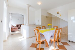 Apartemen (Three Bedroom Apartment) | Makan di kamar