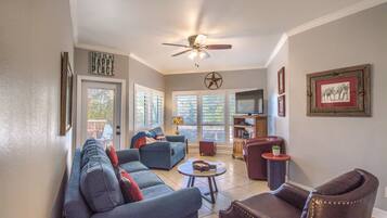 Condo, 2 quartos | Área de estar | Smart TV