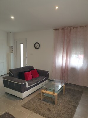 Smart TV, books, stereo - Iyado21000 (Dijon)