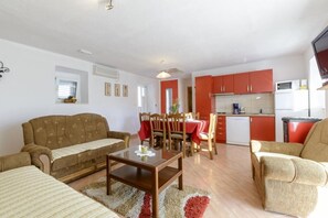 Villa (Three-Bedroom Villa with Private Pool) | Vardagsrum | Tv