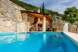 Piscina externa sazonal, guarda-sóis, espreguiçadeiras