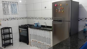 Geladeira, fogão, cooktop, chaleira elétrica