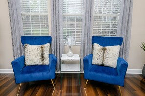 Smart TV, fireplace, books - Summerhill Sensation (townhouse downtown Atlanta) (Atlanta)
