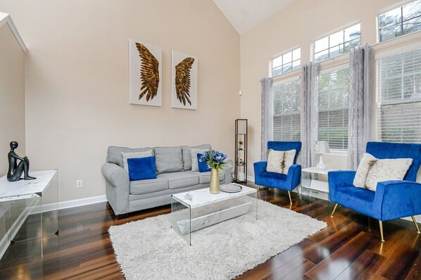 Smart-TV, Kamin, Bücher