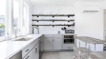 Kühlschrank, Mikrowelle, Ofen, Herdplatte