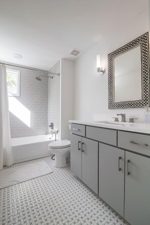 Combined shower/bathtub, hair dryer, towels