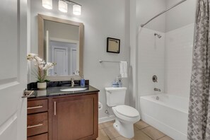 Bañera, secador de pelo, toallas, shampoo