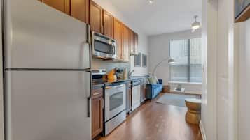 KĂŒhlschrank, Mikrowelle, Ofen, Herdplatte