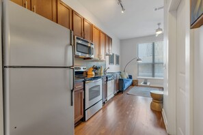 Een koelkast, een microgolfoven, een oven, een kookplaat