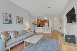 TV - Awesome 2BR Gulch Apartment w/ Gym! (Nashville)
