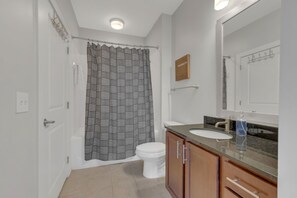 Combined shower/bathtub, hair dryer, towels